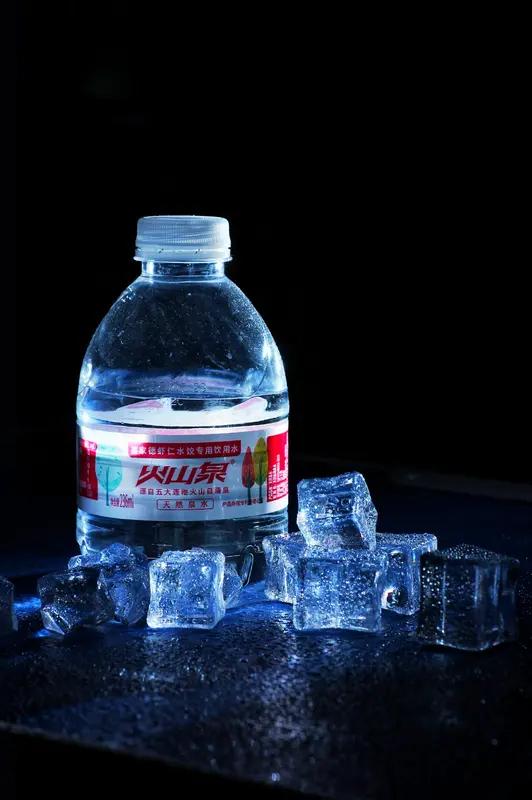 3月3日，山姆1.38公斤冰37.9元引热议，有人认为性价比不高，咱自己买矿泉水