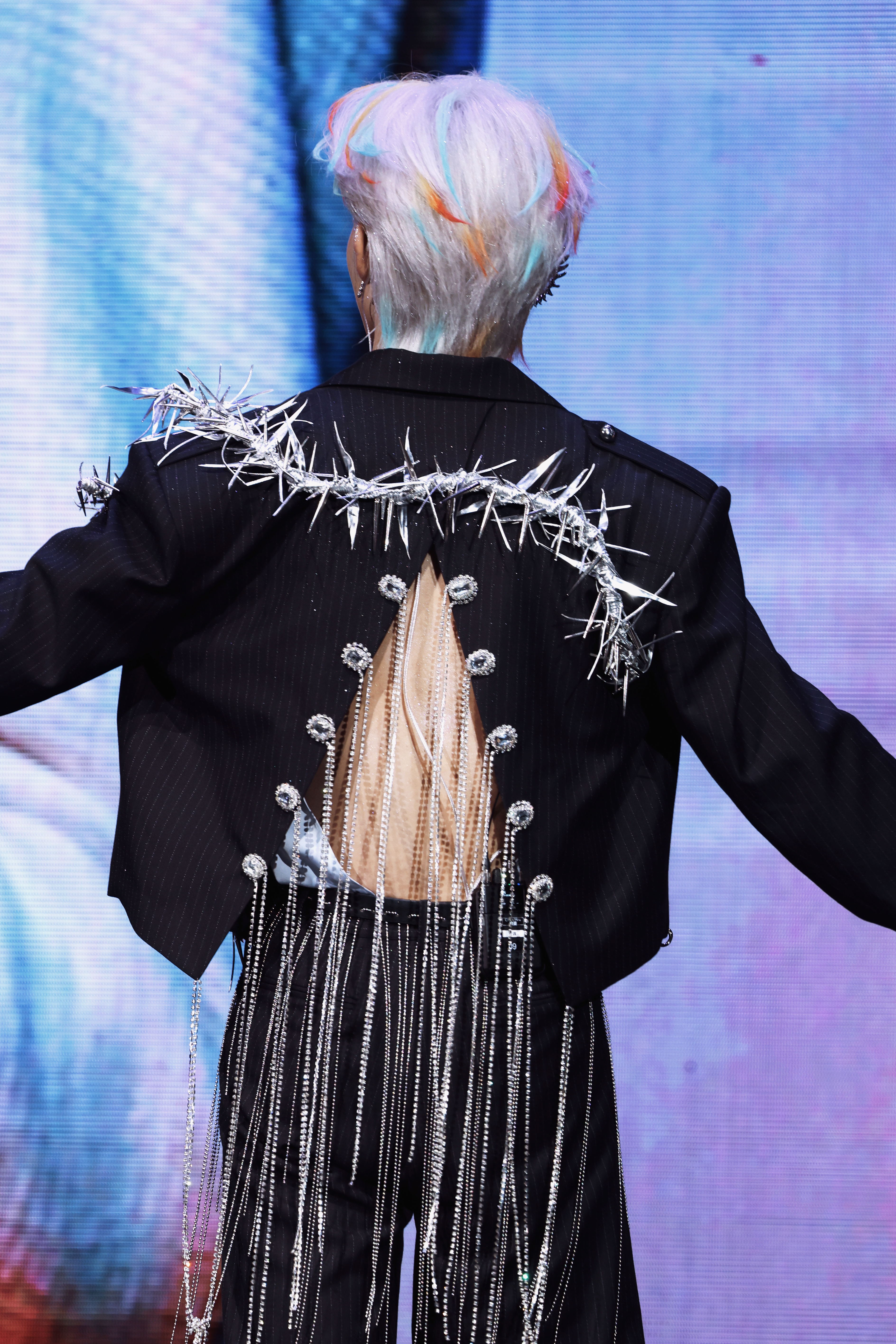 演员云旗云旗倒V开背荆棘西装 简直就是又帅又酷的魅力，云旗倒V开背荆棘西装真的是