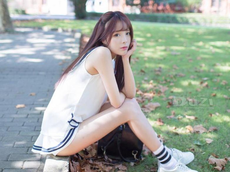 堂妹是小栗最好的朋友，两人关系很好。毕业后，因为一次偶然的机会，两人进入了同一个