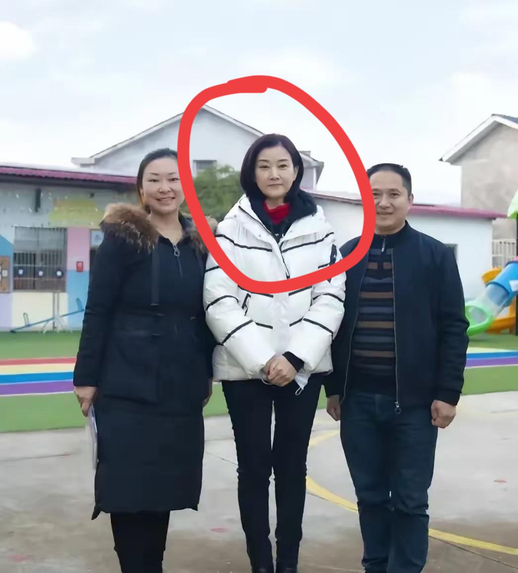 中间这位女士是谁？非常有气质