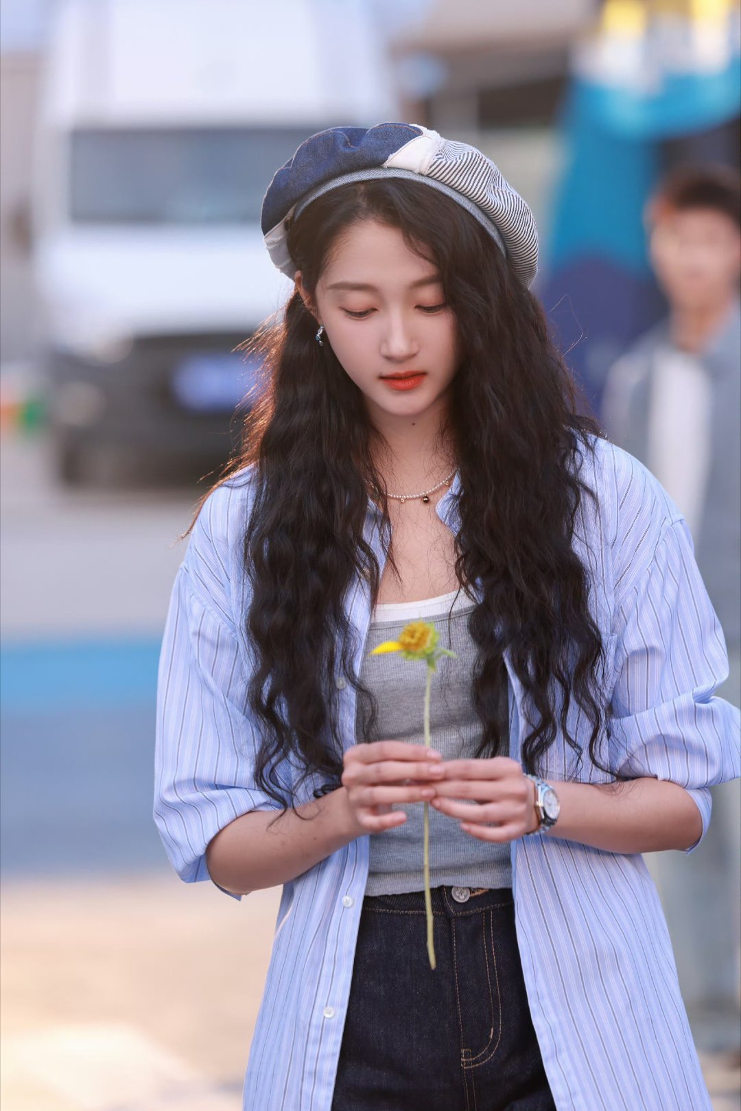 关晓彤 🌸关晓彤孟露莎🌸关晓彤红掌玫瑰不会枯萎，纸飞机不会掉落，追随你的步伐