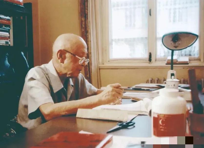 2009年，年迈的钱学森整天躺着，不爱说话，也不理人，家人以为他得了老年痴呆，因