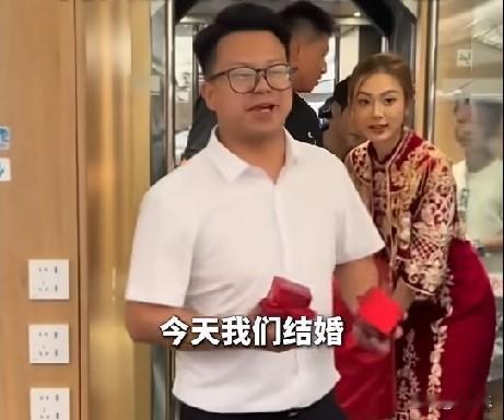 近日，贵州遵义一姑娘坐高铁到四川结婚，新郎一上车就对着全车厢的人说:“很有幸和大