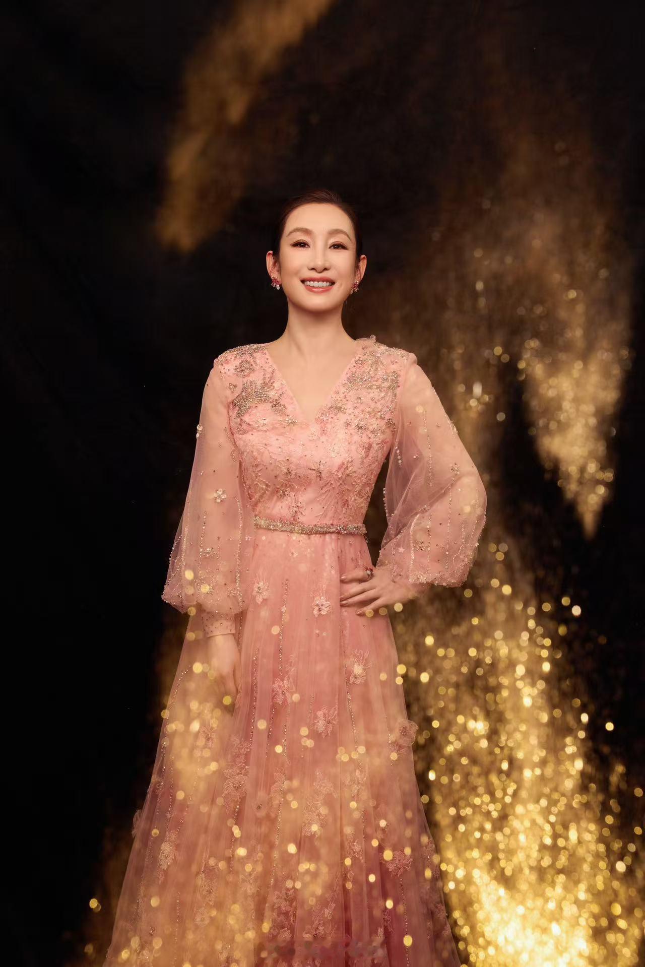 秦海璐送马年祝福秦海璐已经是第五次上春晚了吧，一袭长裙矗立在那里，一颦一笑宛如一