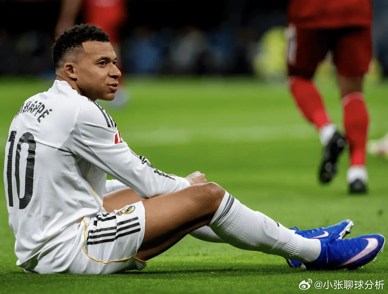 离大谱！姆巴佩左膝受伤，皇马队医给其右膝拍片，询问AI如何治疗近期，有关皇马队医