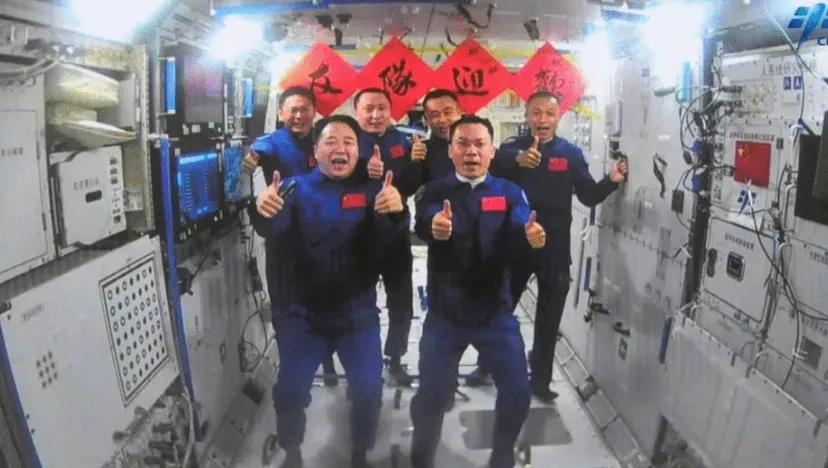 神十六和神十七6名航天员欢聚天宫，那画面很美很温馨。
我家大门常打开，天宫欢迎你