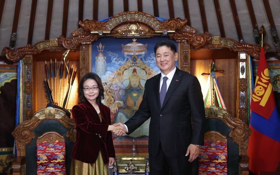 蒙古国总统向中国驻蒙古国大使沈敏娟授予"北极星"勋章

蒙通社乌兰巴托 07 月