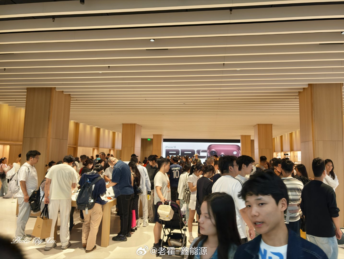 来取iPhone ，居然取货也要排这么长的队[允悲][允悲]老霍随便聊 ​​​