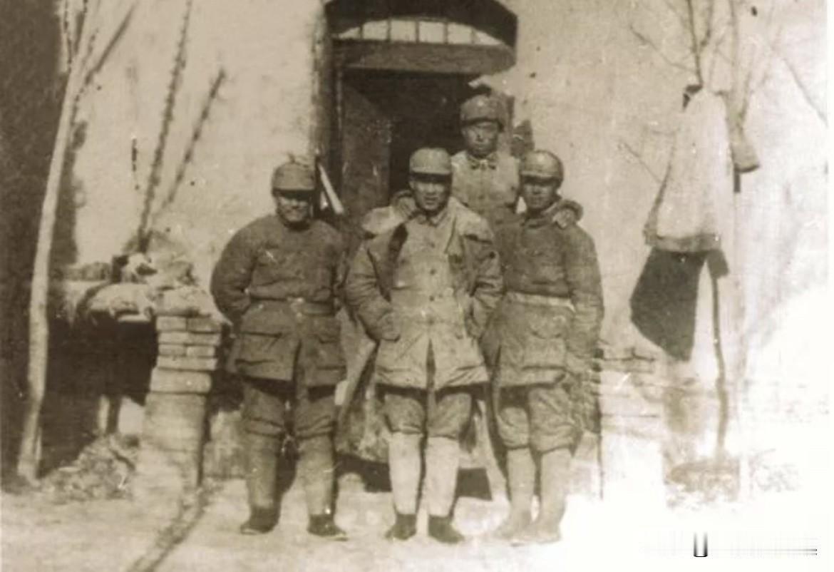 1938年春节，河北游击军司令员孟庆山与三位战友杨万伦（左二）、王凤斋（左三）、