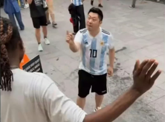 攻击阿根廷队将被阿根廷禁止入境 看到这个词条，真是让人笑个不停…那么问题来了：批