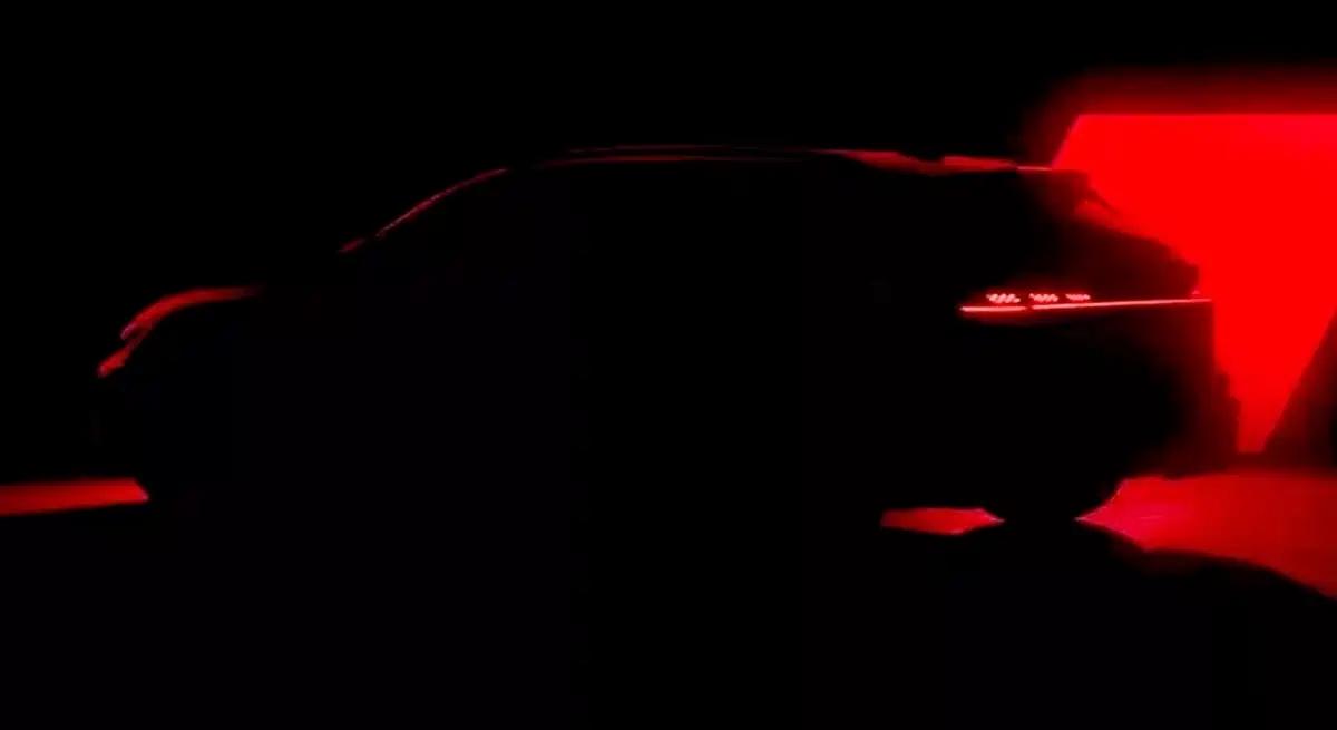 2.9T V6+电机组成插混动力，超600匹马力，100km纯电续航，依然有三厢