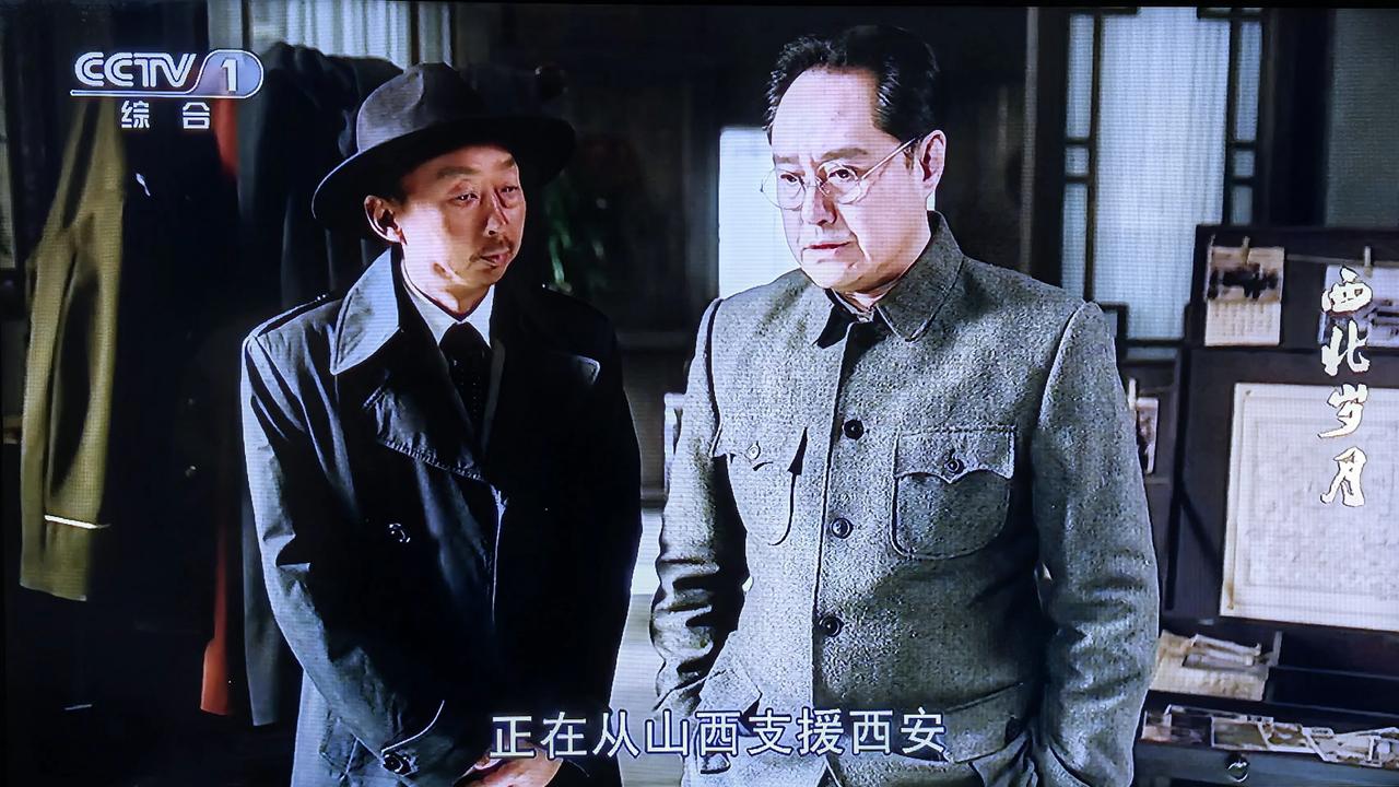 冯雷的形象很独特，虽然外表斯文，但眼神中透露出狡诈和阴险，完美地展现了角色的复杂
