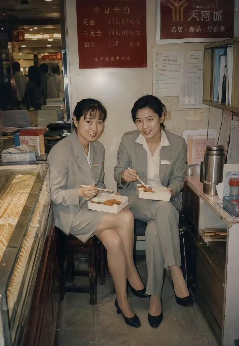 上世纪，广东服务行业的从业人员。这是属于经济上升期的美感。4