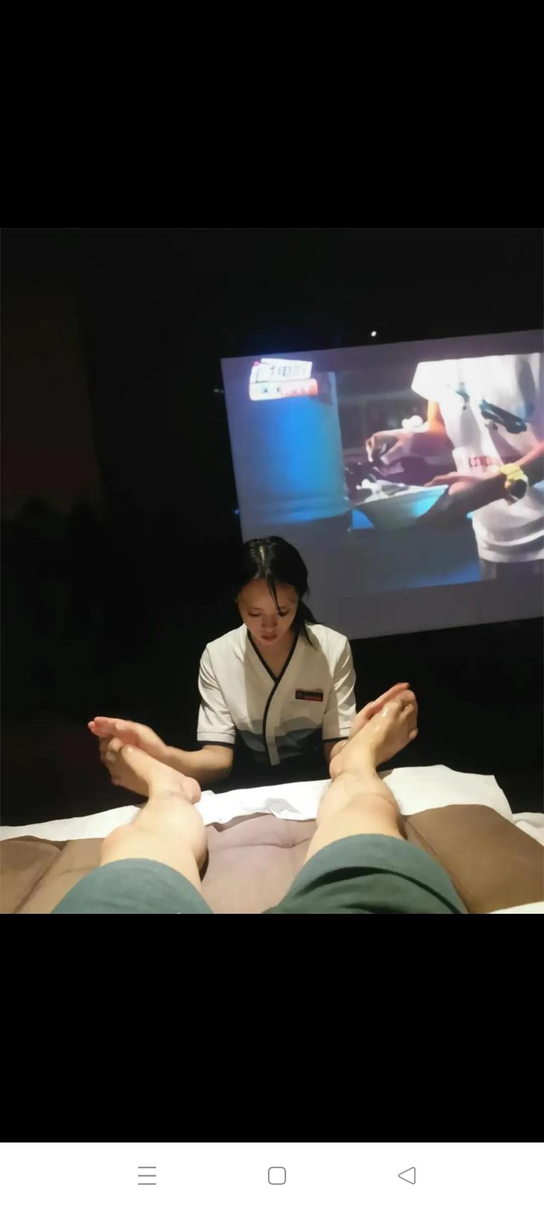 足浴技师有八怕
一怕客人身上臭
二怕客人说换人
三怕客人乱投诉
四怕客人太抠门