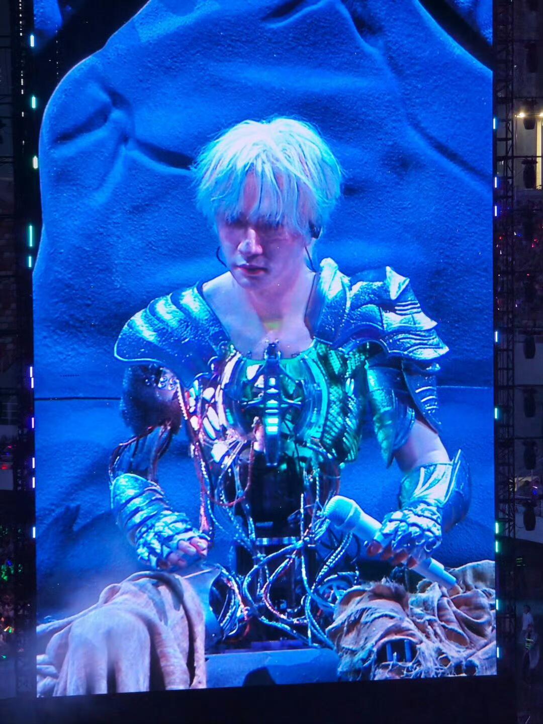 薛之谦与薛之谦Ai机器人共唱骆驼前一秒还沉浸在《骆驼》的舞台里，以为是薛之谦本人