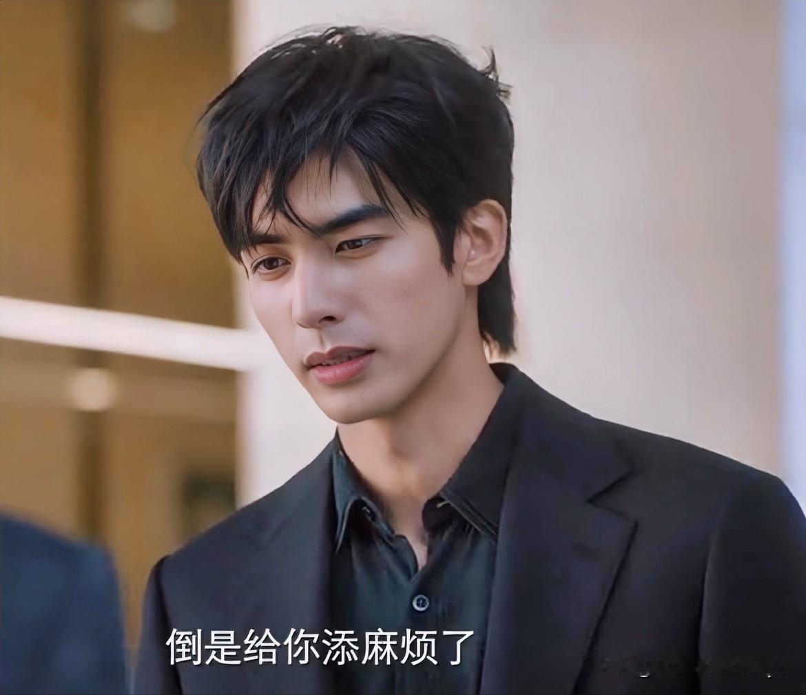 陈异对苗靖的守护，有非常特别的分寸感，他可以放低姿态，四处托人为苗靖谋求合适的工