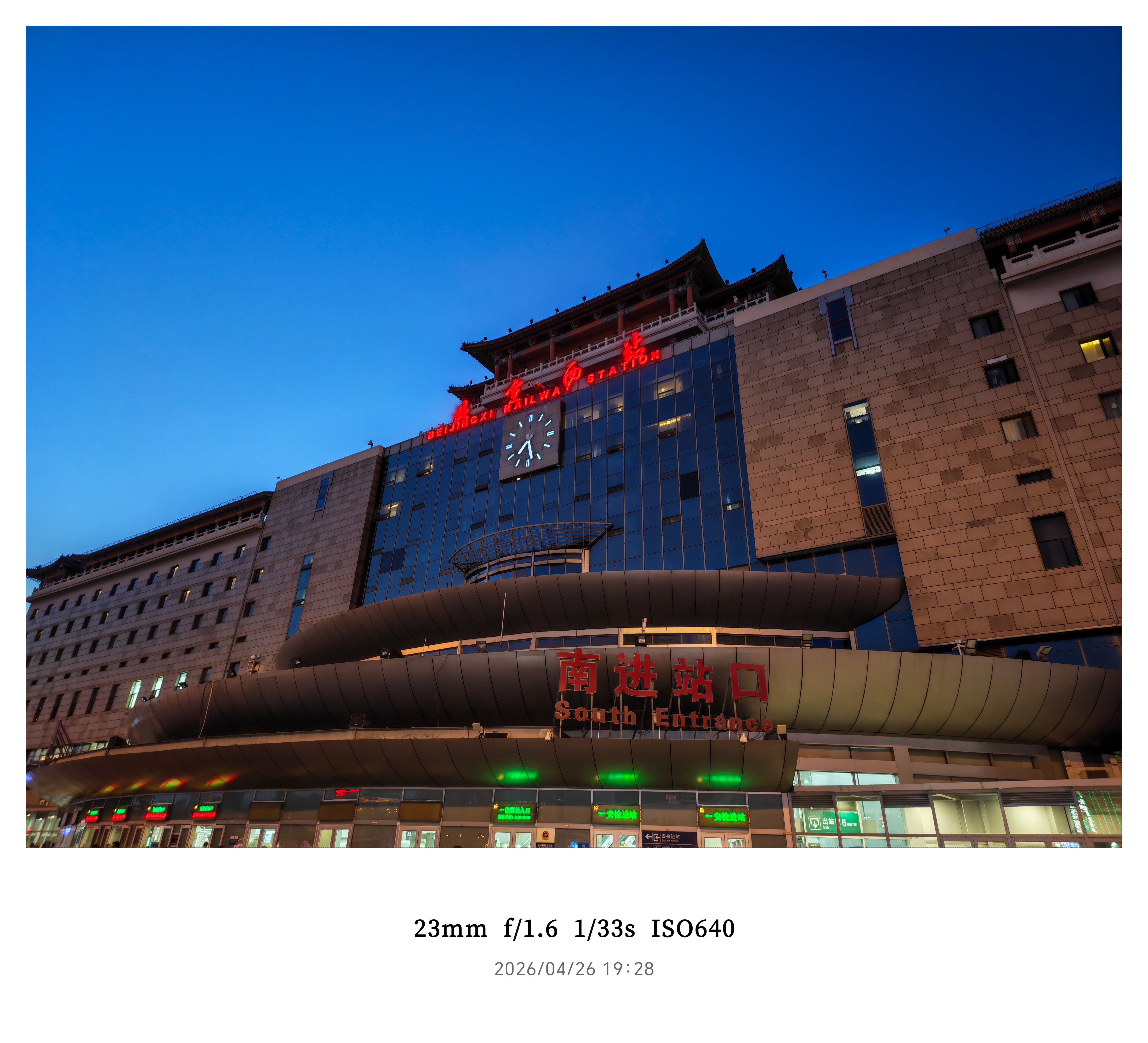 被靠出了人形的北京地铁打工牛马太辛苦了，，连地铁都被深深吸引…前几天在北京路过北