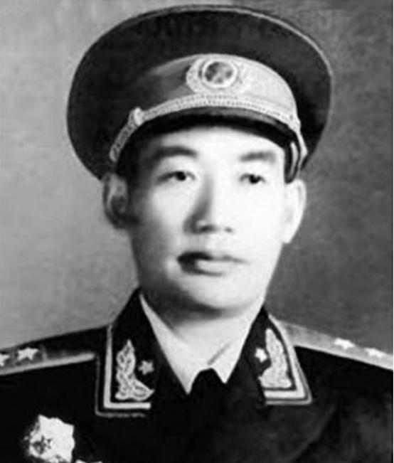 1963年，南京军区来了一个新政委，许世友看到他却面露苦色，因为许世友爱喝酒，可