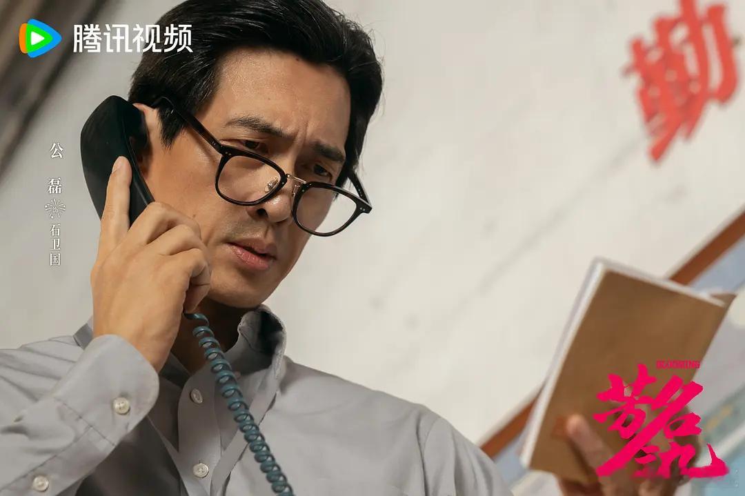 剧照2！陈三九出身贫寒、性情刚烈，为改变命运，二十岁时从贫瘠的塬头村出走，扒火车