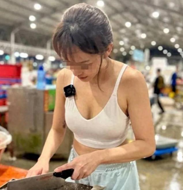 谁能想到，新加坡裕廊渔港里一个女人双手沾满鱼鳞、扛着几十斤冰鲜鱼健步如飞，跟旁边