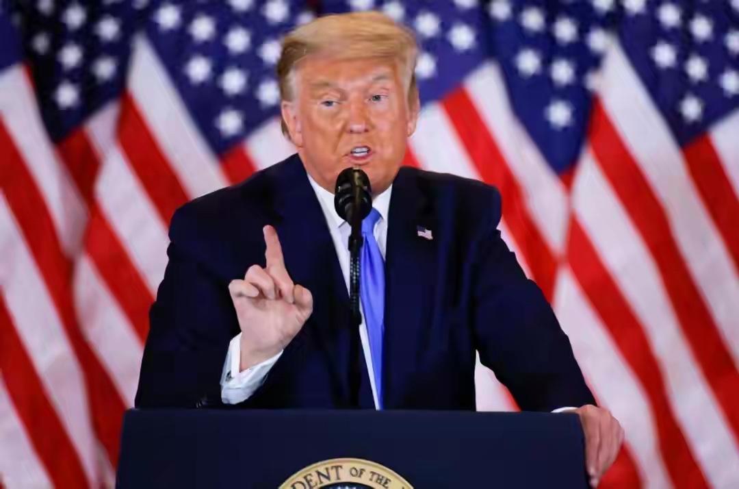 面对在伊朗登陆的威胁，伊朗称封锁霍爾木茲海峽，硬刚美国。
且看特朗普如何下台？