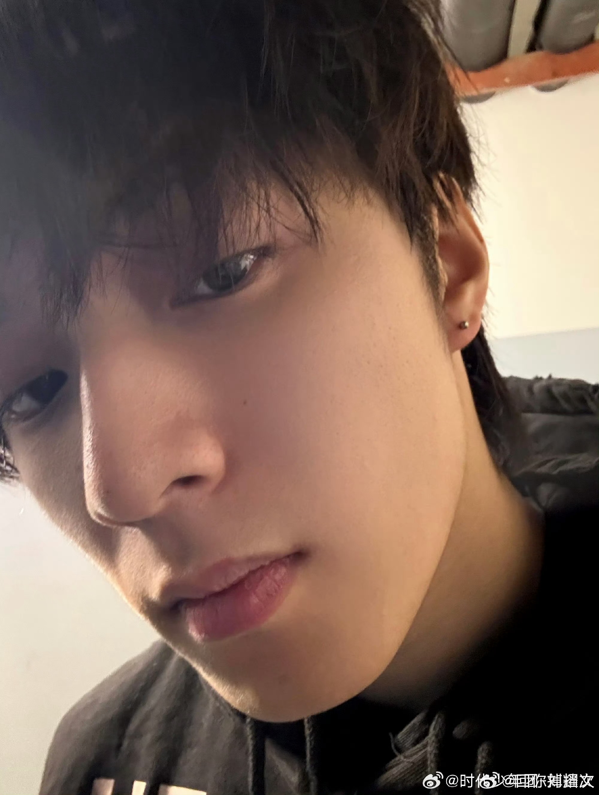 刘耀文 耳洞我嘞个，哥们儿最近走的什么风感觉越来越帅了，爱了爱了