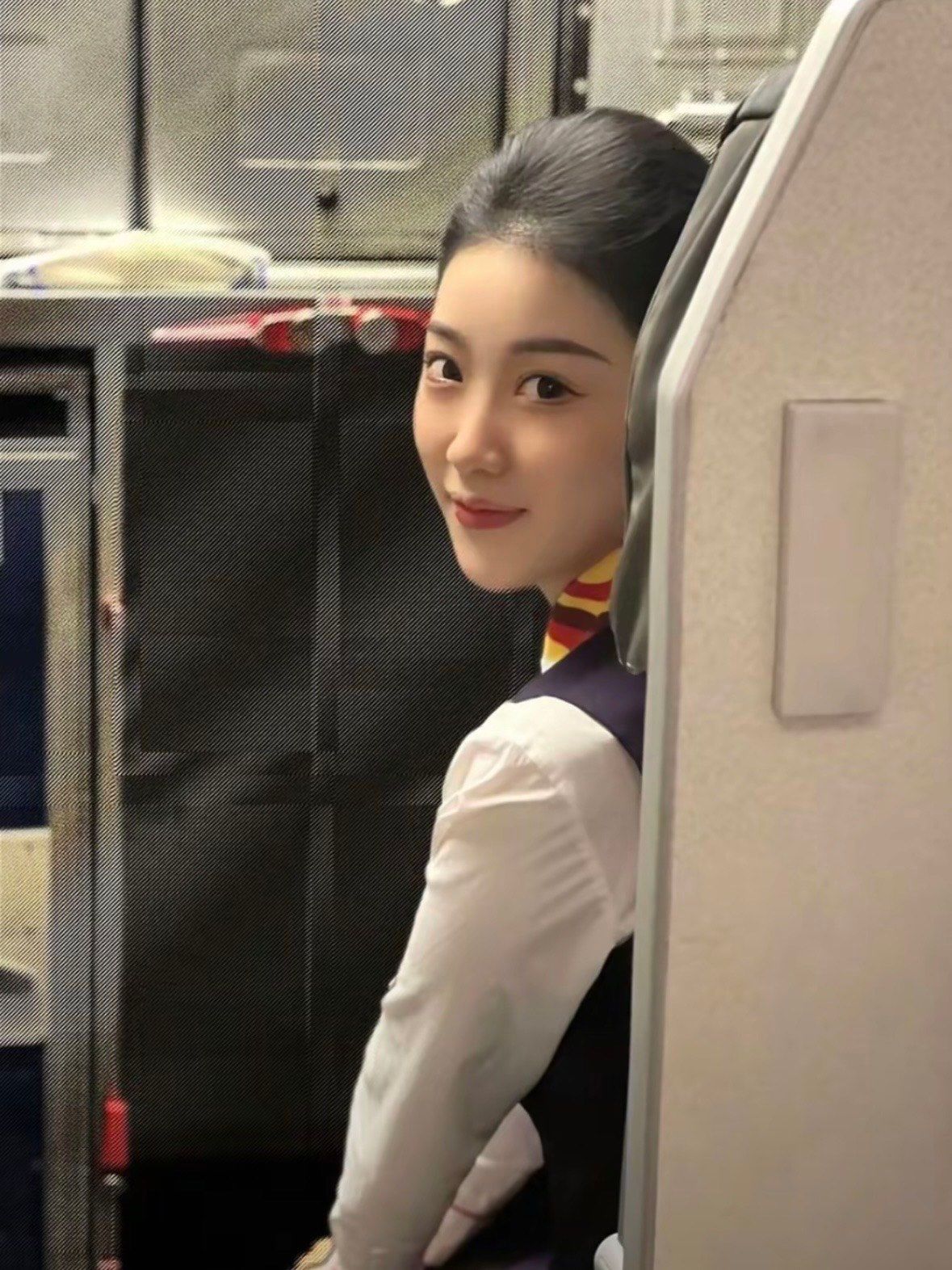 春秋航空开招已婚已育空嫂妈妈简直是世界上最坚韧的人  没什么难缠的客人搞不定[泪
