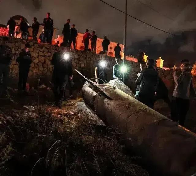 中东那片热闹得很！伊朗这回豁出去了，直接向以色列发射了200枚导弹，那场面，可谓