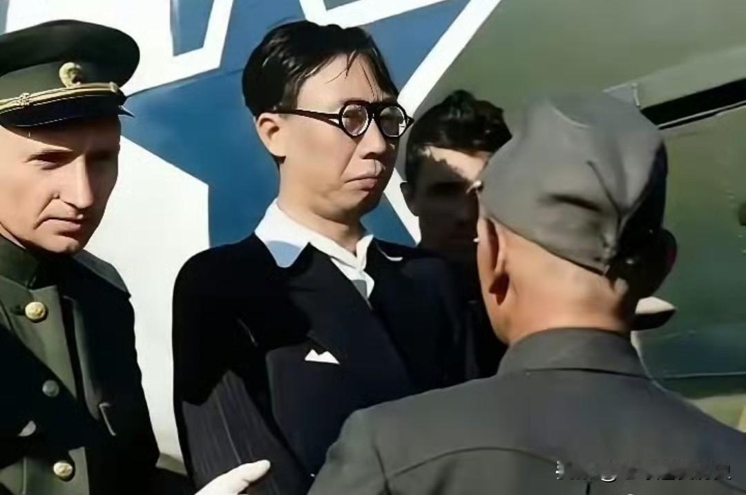 1945年沈阳机场，溥仪登机前被苏军拦下，末代皇帝的逃亡梦碎，从此沦为异国阶下囚