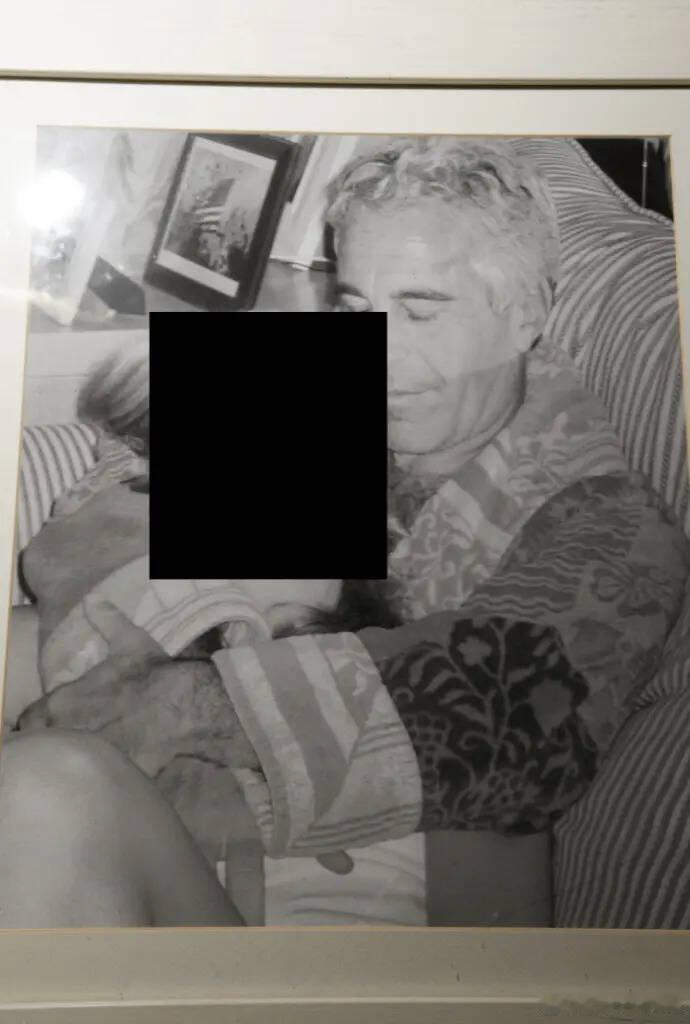 【涉未成年人影像曝光！爱泼斯坦案文件解密，FBI早年处置再遭质疑】海外新鲜事 美