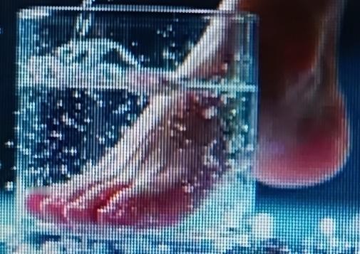 发现水肿别慌，我有消除小技巧。我之前熬夜追剧，早上起来脸肿得像馒头。后来我摸索出