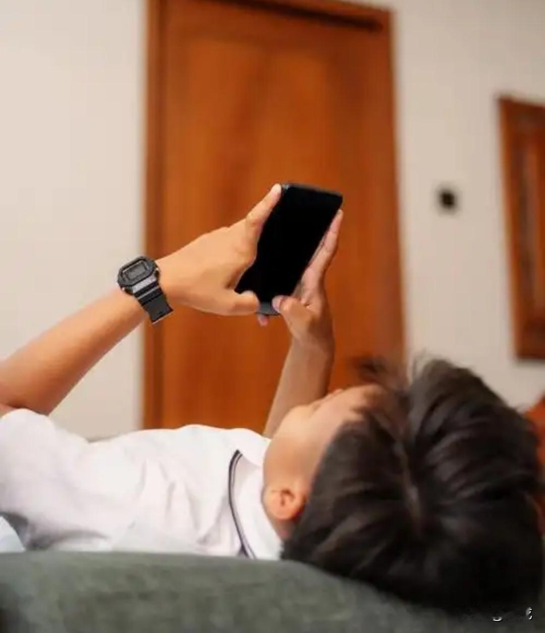 家长要怎么做才好？我不想焦虑，不想管那么多，可是他不自觉，你急他一点都不急。
早