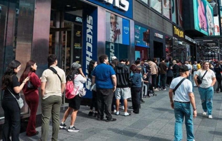 9月19日，中国影像品牌影石在美国纽约时代广场的首家旗舰店正式开业。

此前一天
