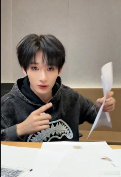 余宇涵吃播 真的太喜欢余宇涵的吃播了！他直播时的互动总是那么自然亲切，每次看完都