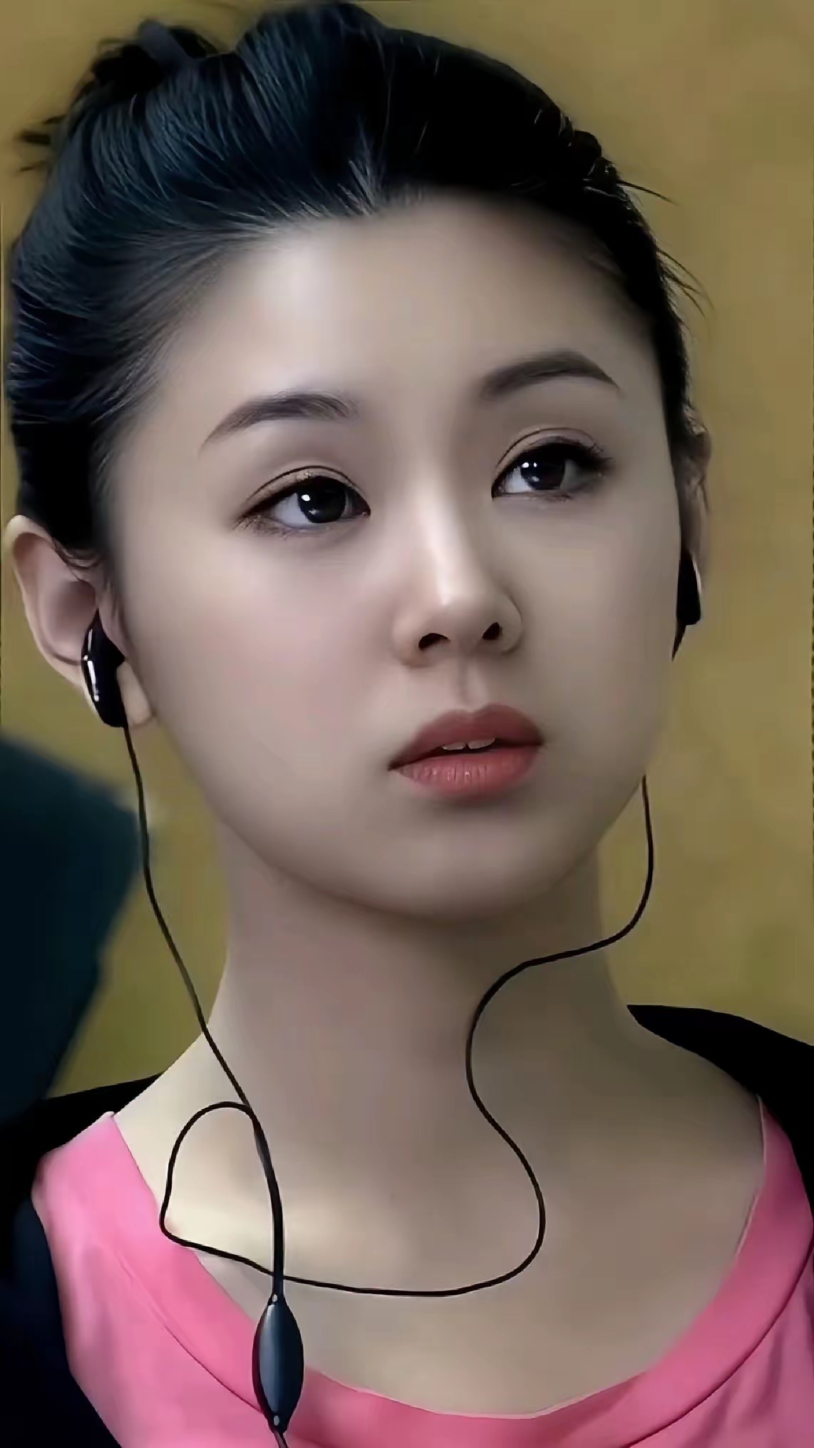 有钱真好，嫁给大连富二代的李小萌逛街喝咖啡，开的是600万的劳斯莱斯，40来岁的