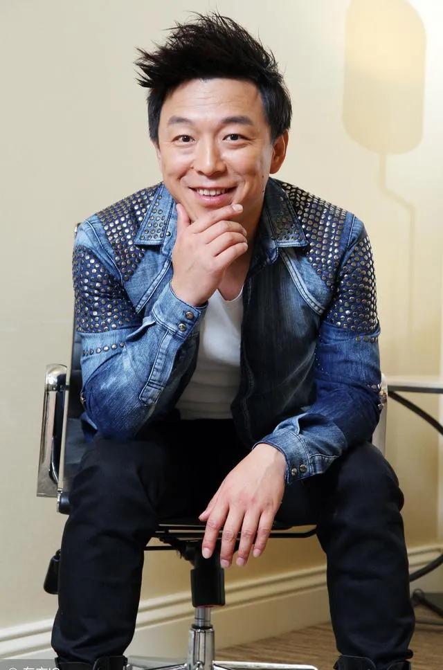 演员，赵又廷说，我不觉得有任何一个人会不喜欢跟黄渤聊天儿相处的，我很服黄渤，谁不