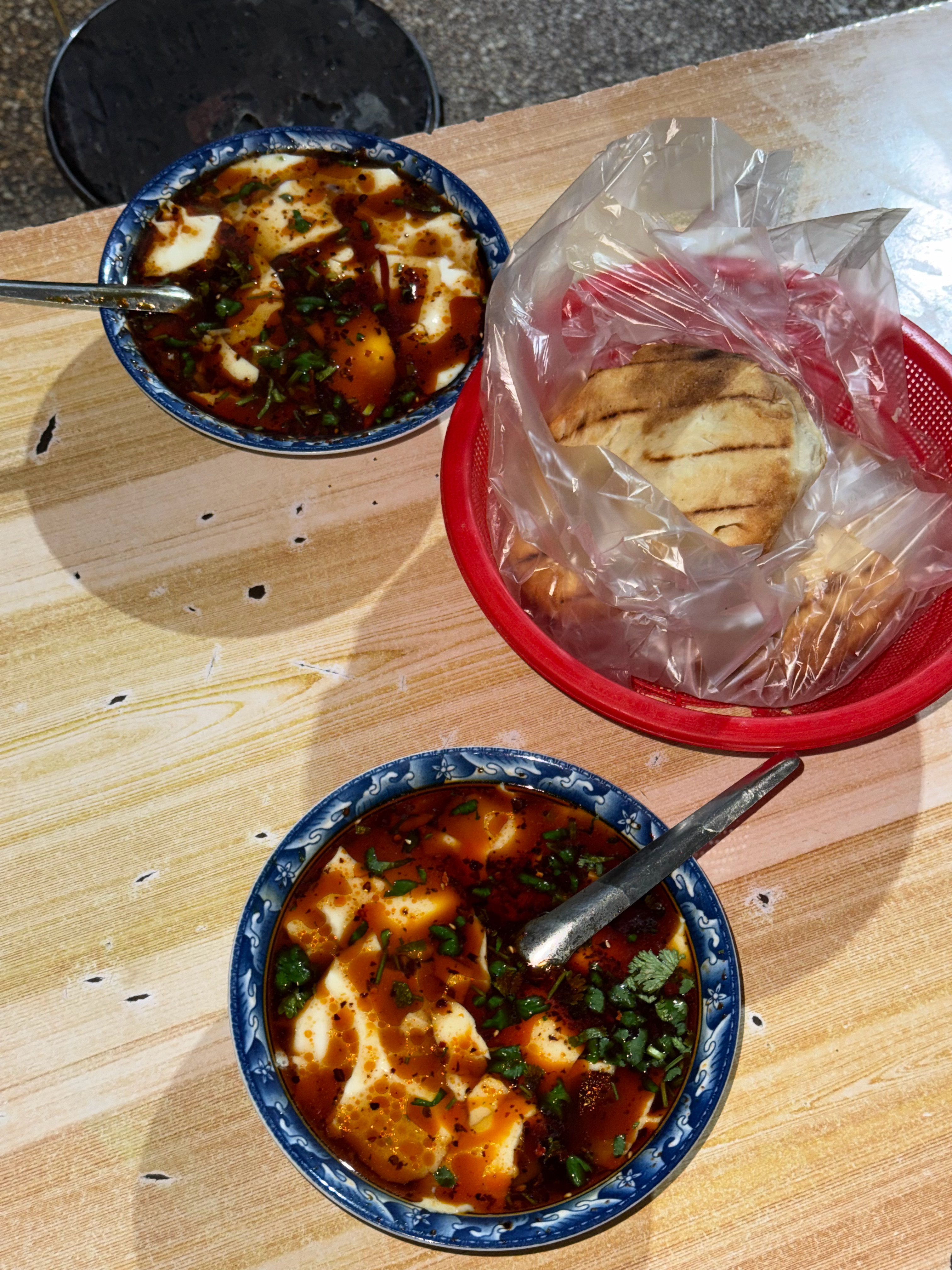 刚开车到老家，早上起来必须整一碗豆腐脑啊！两碗豆腐脑+两个烧饼+两个鸡蛋=8 ！