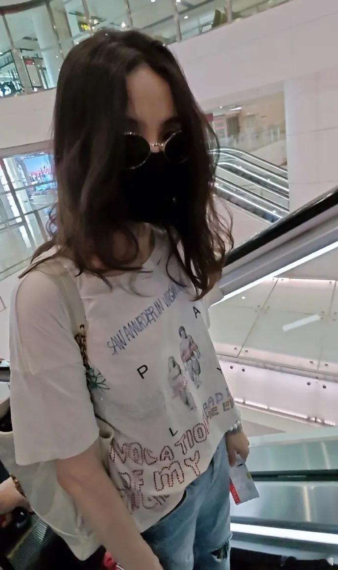 最近宋佳现身机场，她这回走潮流路线，看起来像个漂亮的美少女。 ​​​