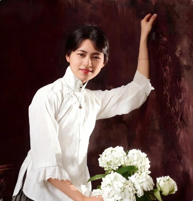 林徽因说：“不主动，怕失去你；太主动，怕自作多情；伸手怕犯错，缩手怕错过；多一点