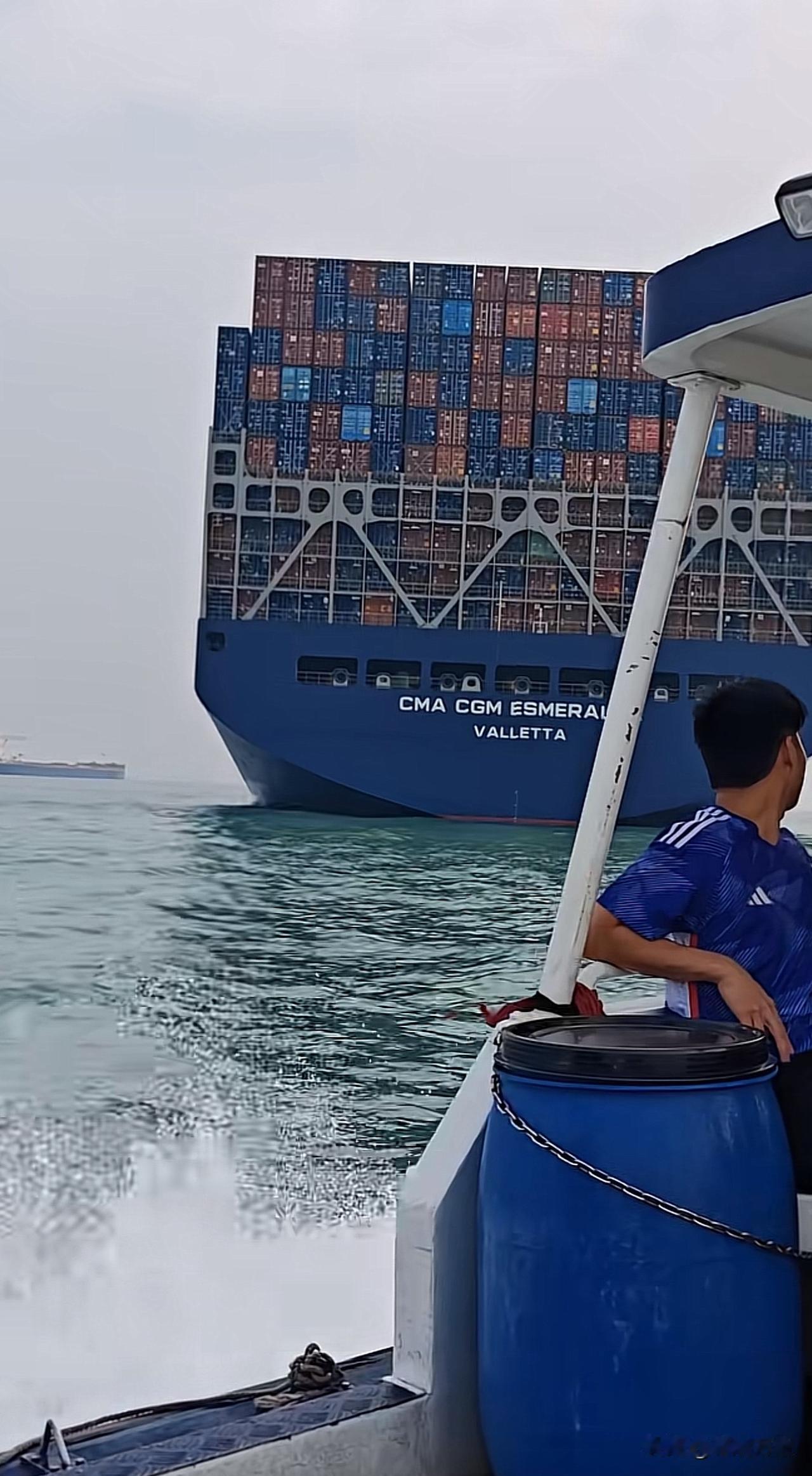 近距离与海上货轮 擦肩而过[赞]真大