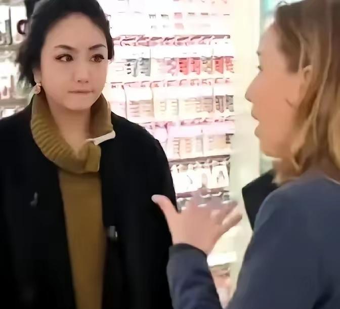 义乌商贸城，一个卖文具的姑娘，被美国记者堵在了摊位前。
姑娘姓周，24岁，在义乌