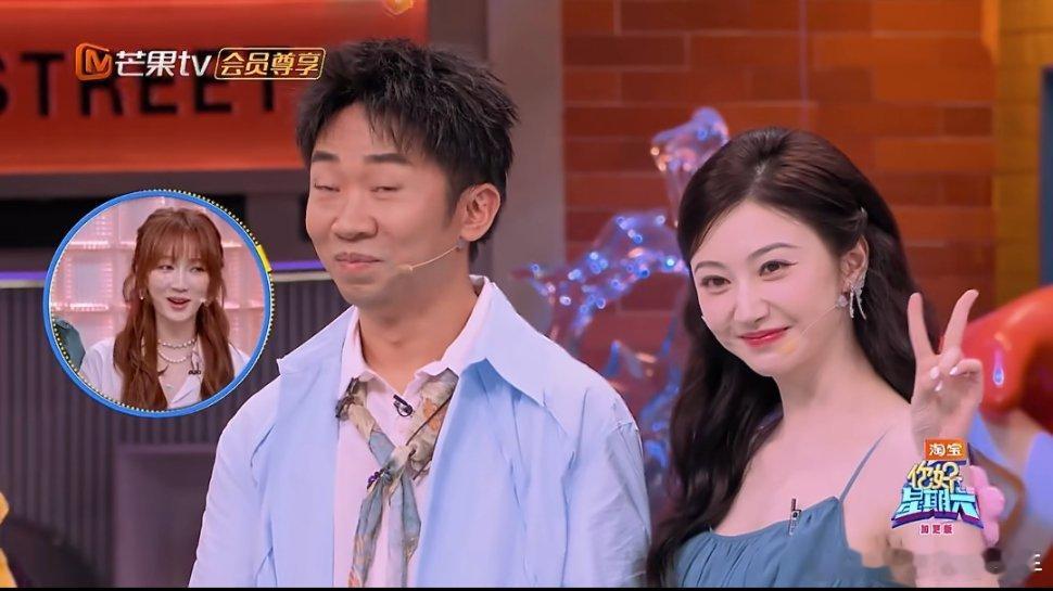 景甜觉得杨迪更有人夫感被问在场的嘉宾谁有人夫感，俩人异口同声说“杨迪”，这怎么不