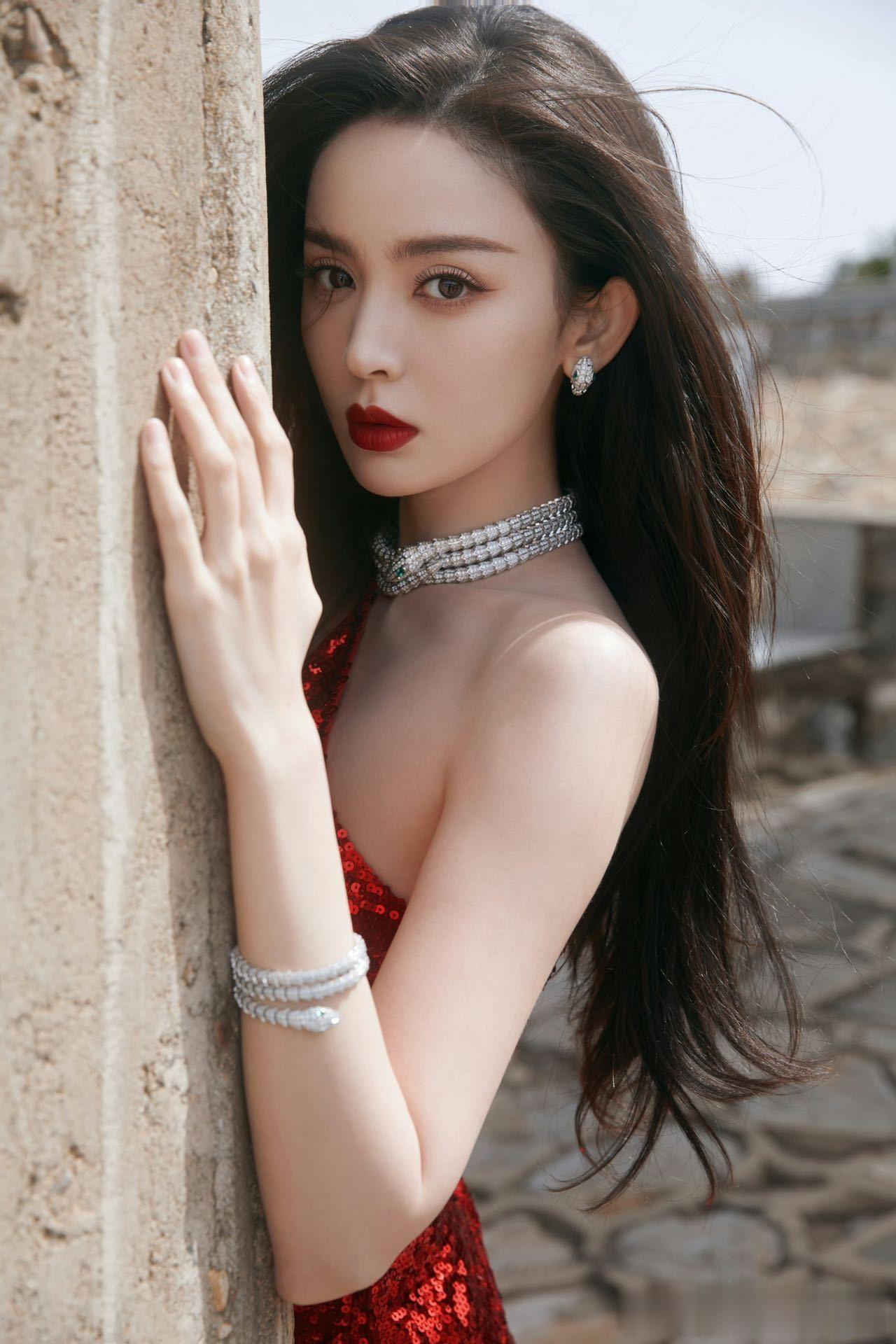 娜扎这次挺冤的。

近日，娜扎某游戏广告代言引发争议。随后娜扎经纪人发文回应称该