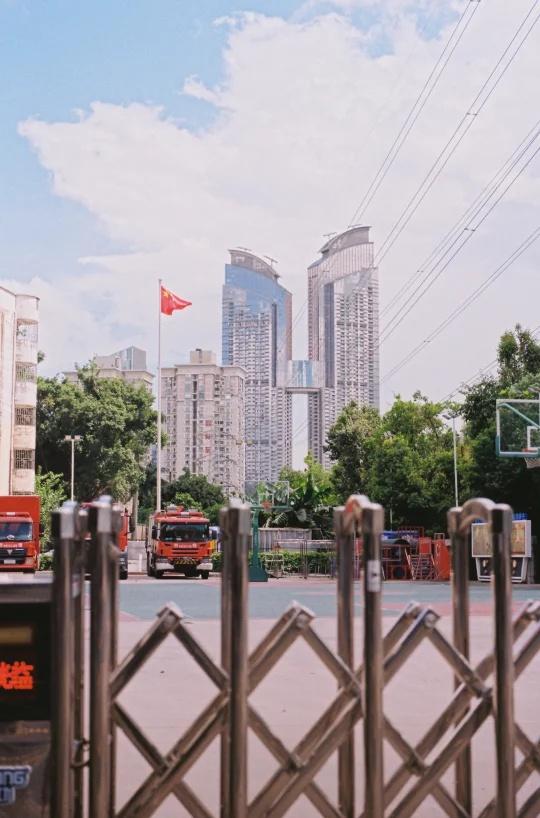 守护与繁华的交织 🌟
在城市的喧嚣中，有一抹鲜艳的红格外引人注目 🚒。那是一