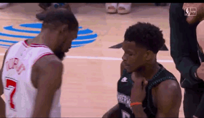 华子想和杜兰特交换球衣，但KD拒绝了😭
火箭4分惜败，杜兰特33分，阿门41分