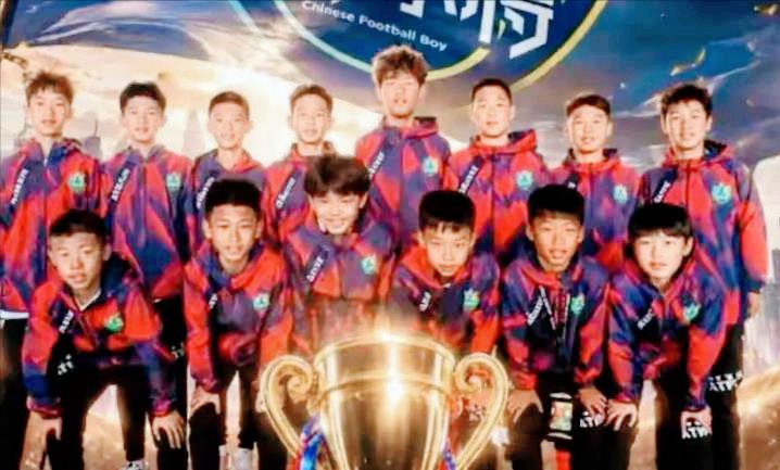 据媒体报道，9年来，董路花在他所带领的少年足球队的各种费用已经达到5800万元了