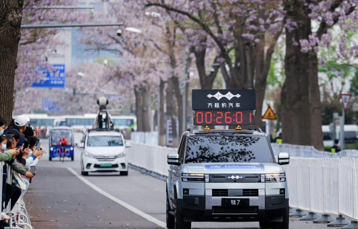 全球首个人形机器人半马近日在北京亦庄鸣枪开跑，之前只能在科幻大片里看到的人机同跑