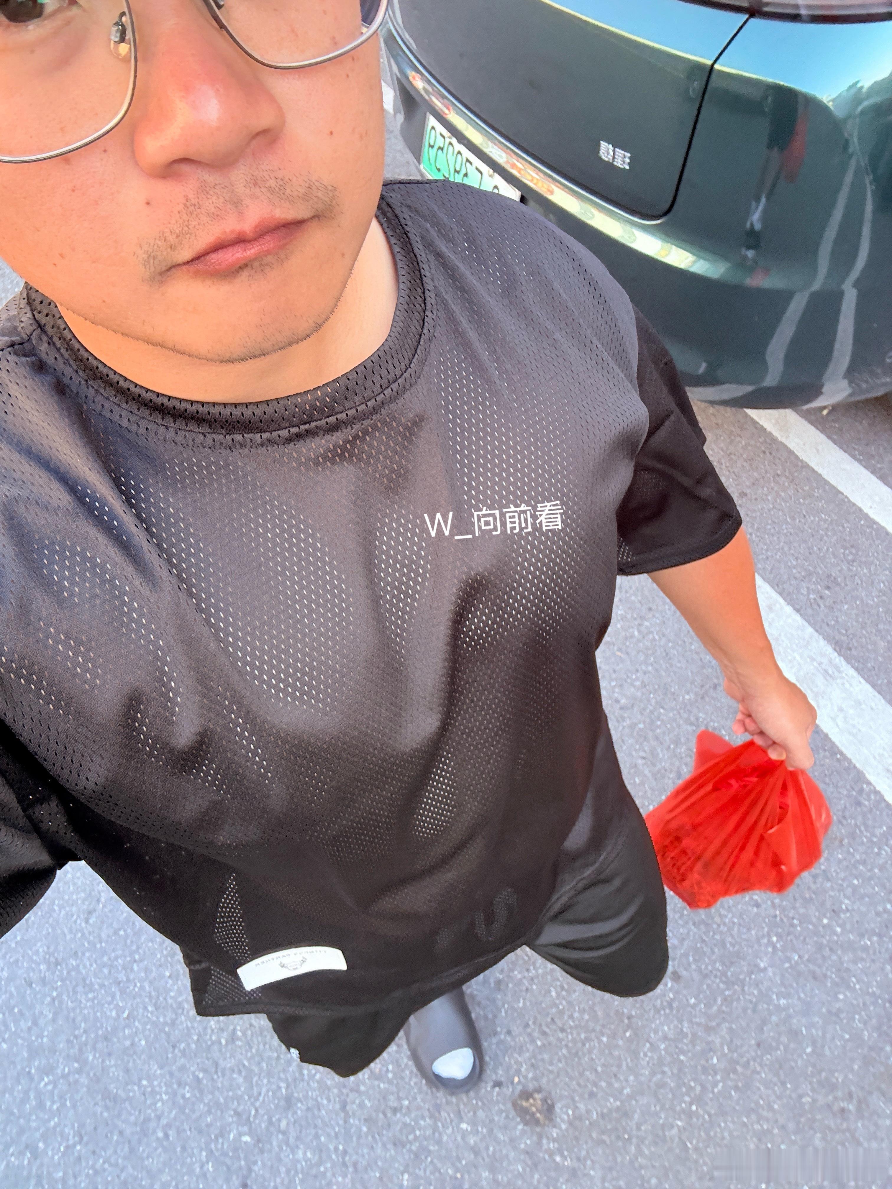 今日份出街look！ootd 这衣服有点透啊，都看到我的肥肉了！[笑cry][笑
