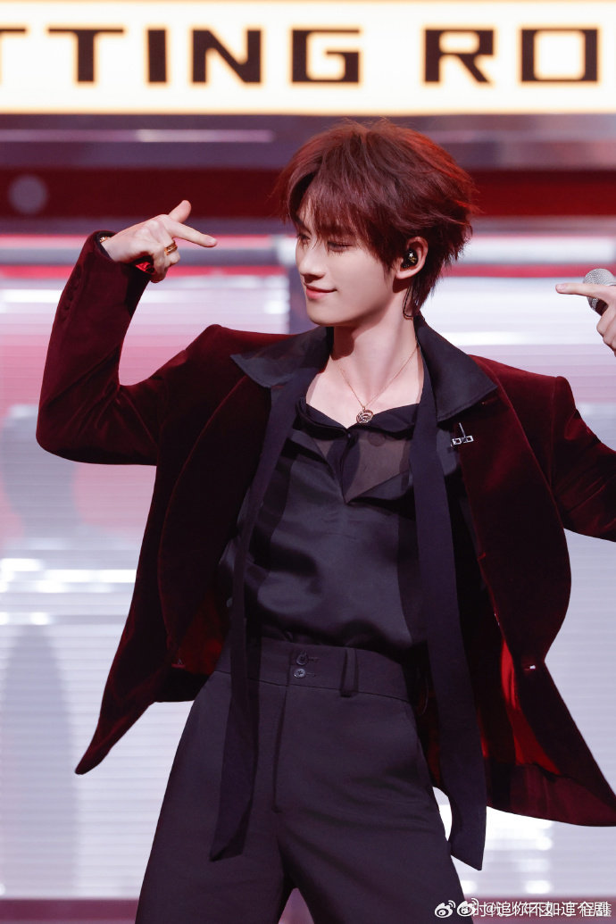 丁程鑫是懂点拍卖技术的看丁程鑫玩拍卖真的又好笑又佩服，不花自己的，还能推动全场，