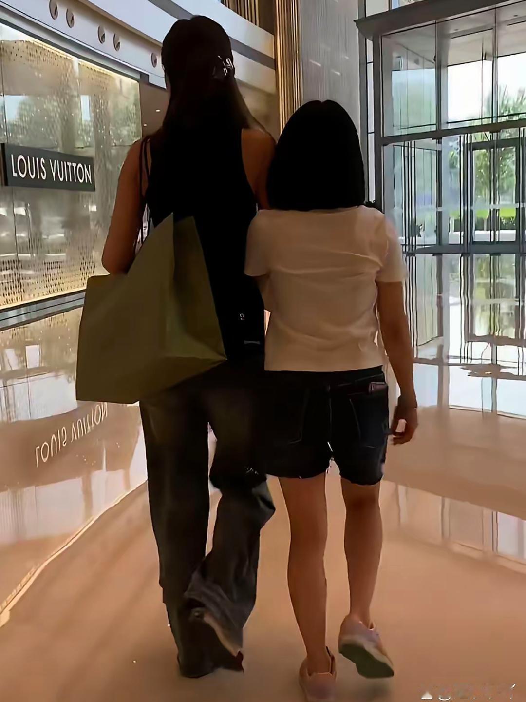 一个人下意识的动作是骗不了人的！李勒优和嫂子在一起，整个人都显得松弛自在，自然而